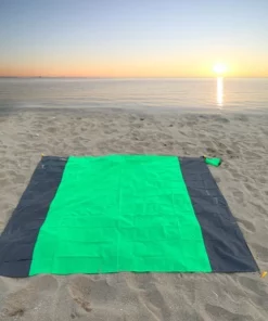 Lightweight sandless beach mat