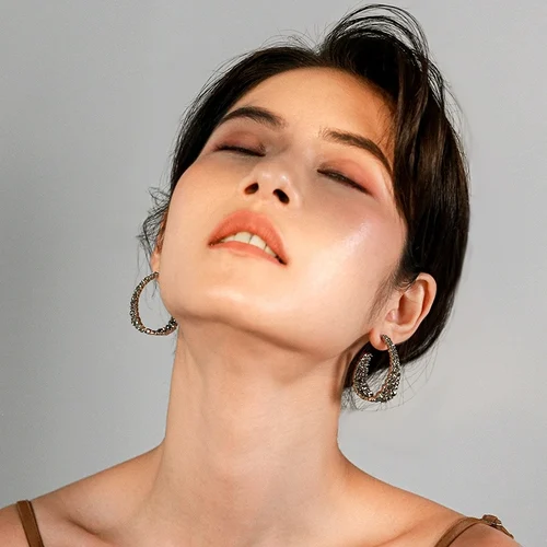 RETRO BAROQUE SPARKLING HOOP EARRINGS - Image 4